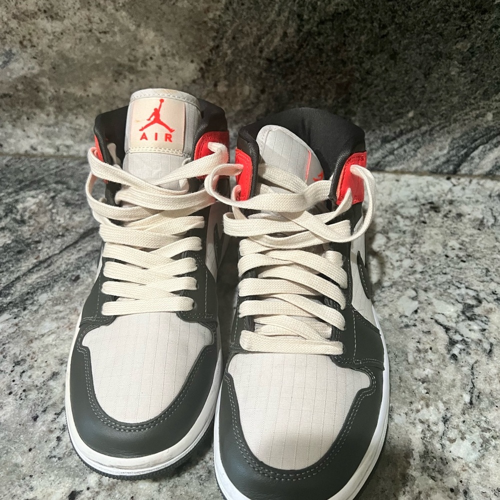 Jordan 1 Mid - Picture 5 of 6